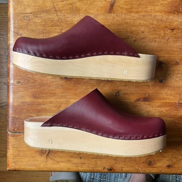 New in box Bryr Bean clogs in burgundy. Size 11 (41). - Picture 3 of 6